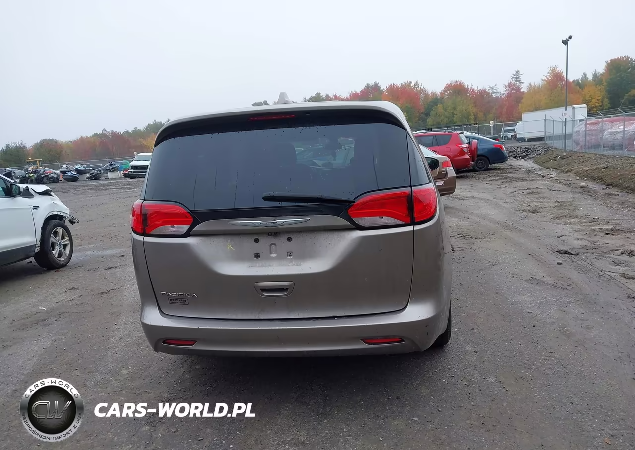 2017 Chrysler Pacifica Touring VIN:2C4RC1DG1HR592618 - 16