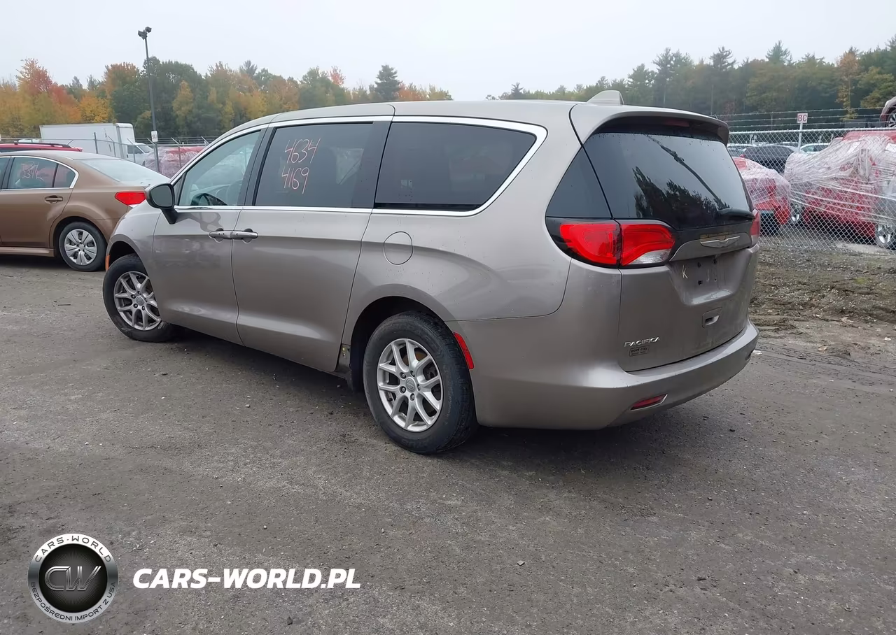 2017 Chrysler Pacifica Touring VIN:2C4RC1DG1HR592618 - 3