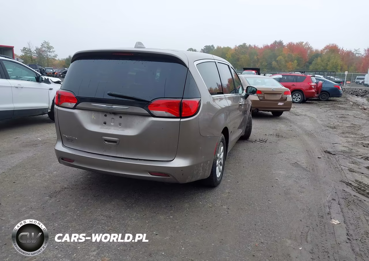 2017 Chrysler Pacifica Touring VIN:2C4RC1DG1HR592618 - 4