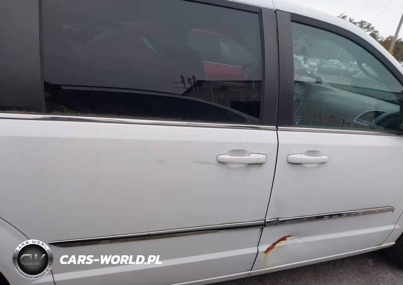 2016 Chrysler Town & Country Touring VIN:2C4RC1BG6GR230236 - 13