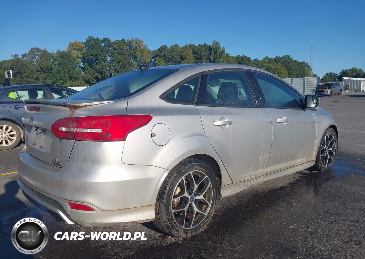 2016 Ford Focus Se VIN:1FADP3F28GL335299 - 4