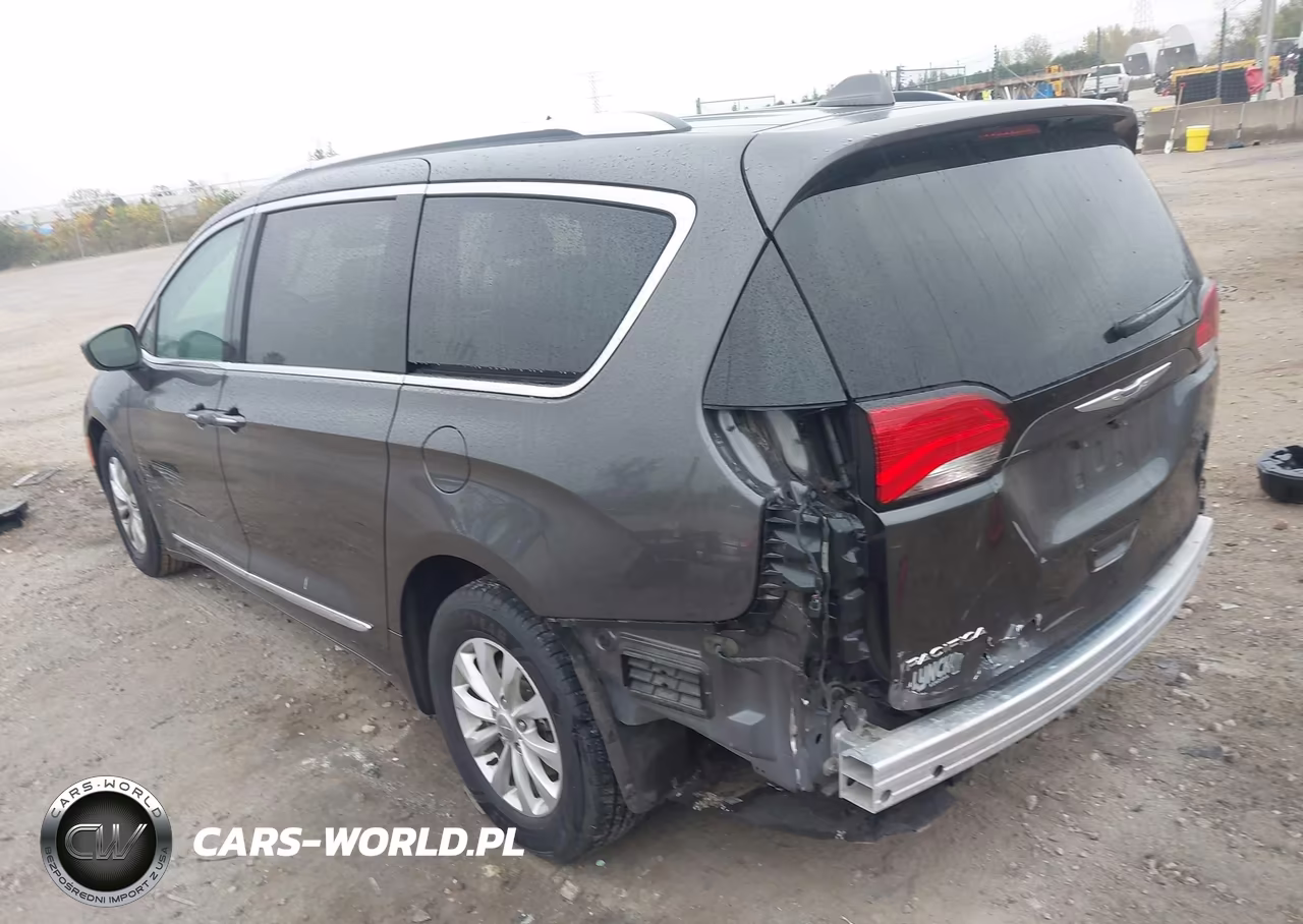 2019 Chrysler Pacifica Touring L VIN:2C4RC1BG2KR628004 - 3