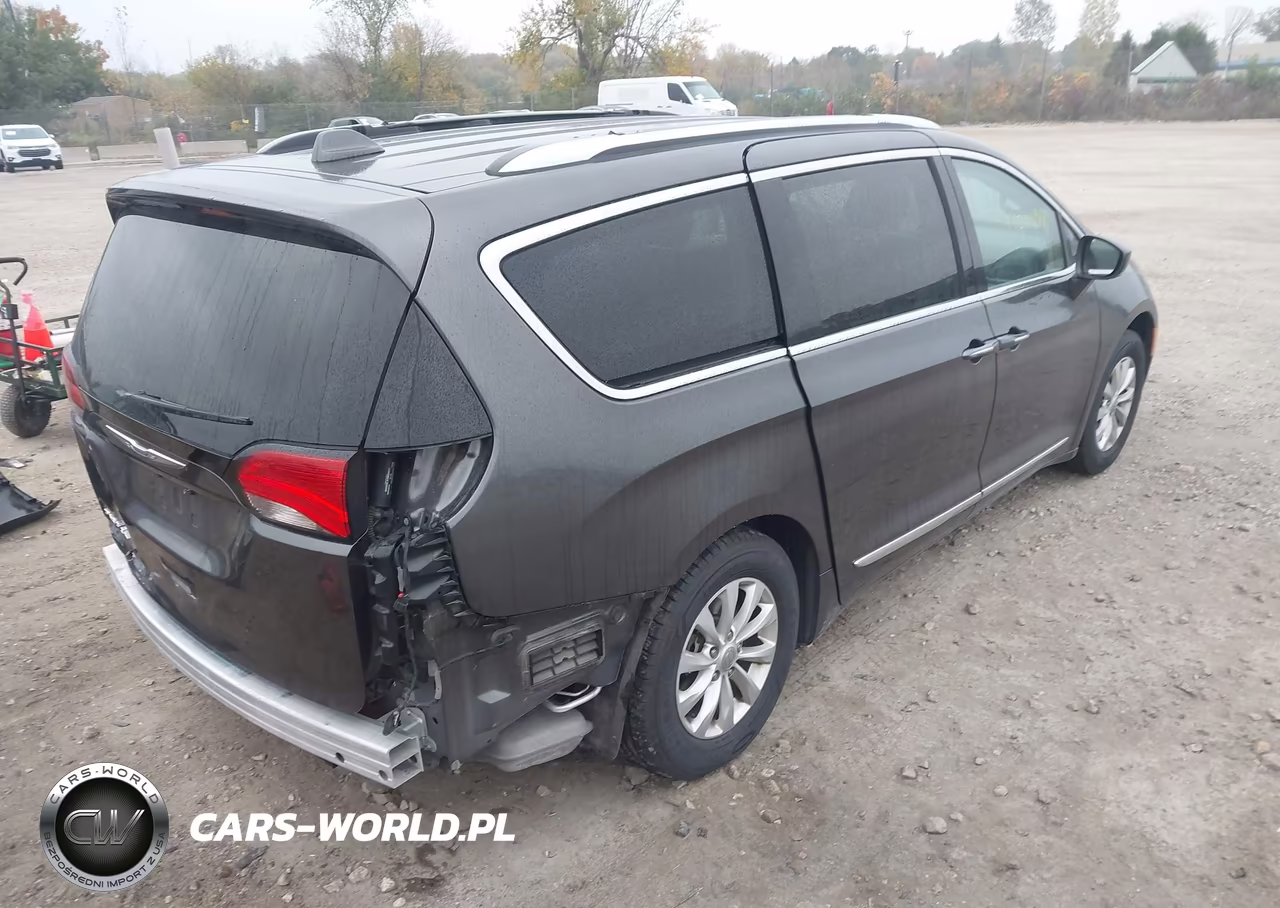 2019 Chrysler Pacifica Touring L VIN:2C4RC1BG2KR628004 - 4