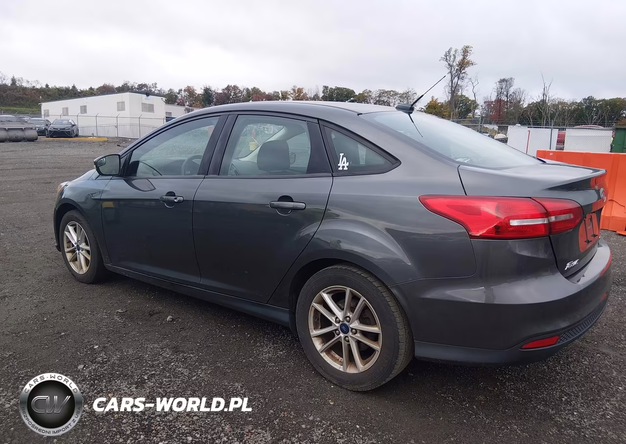 2017 Ford Focus Se VIN:1FADP3FEXHL218237 - 3