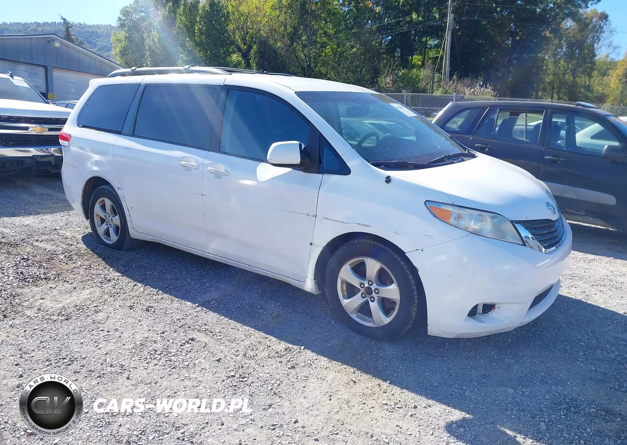 2013 Toyota Sienna Le V6 8 Passenger