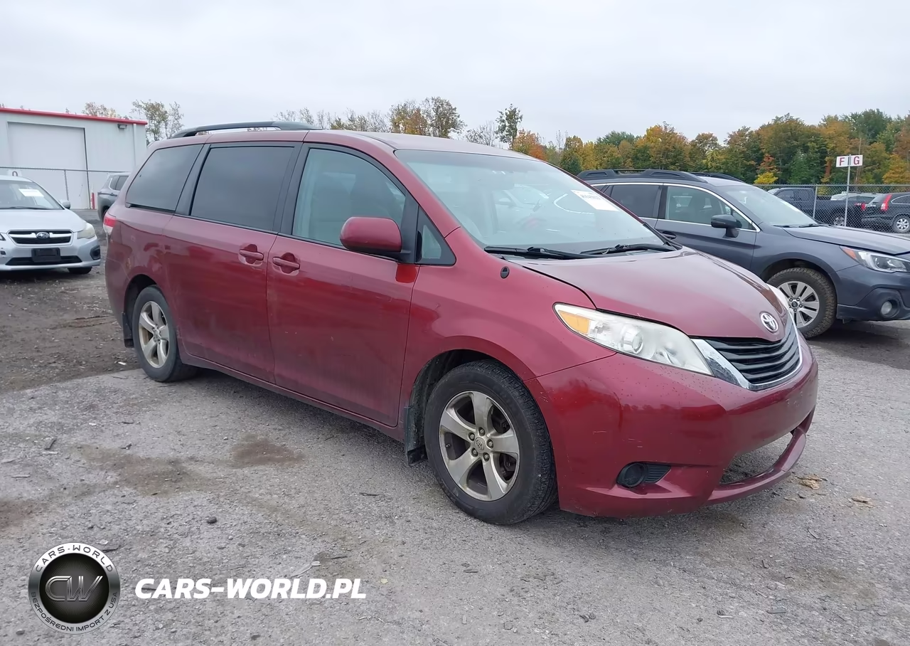 2013 Toyota Sienna Le V6 8 Passenger