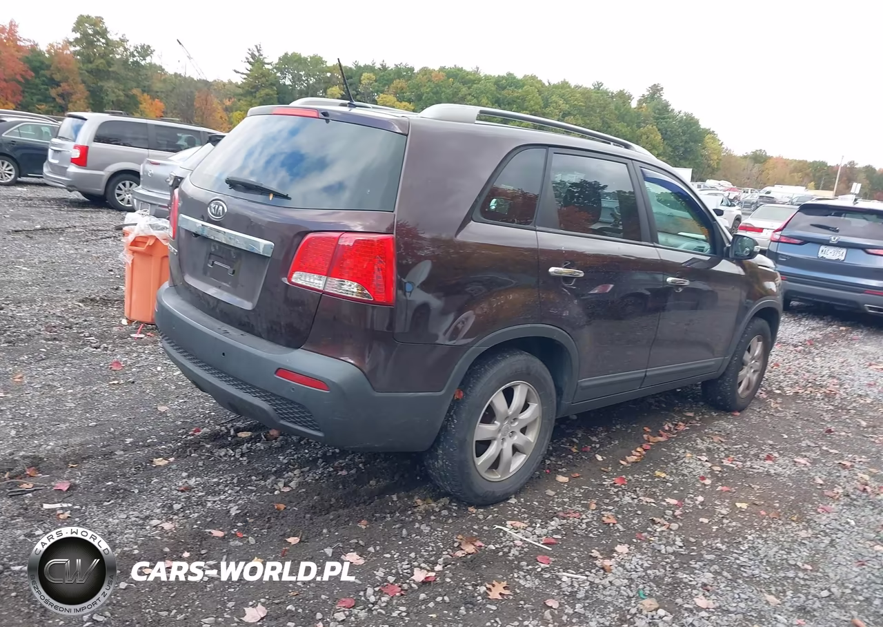 2011 Kia Sorento Lx VIN:5XYKT4A10BG074093 - 4