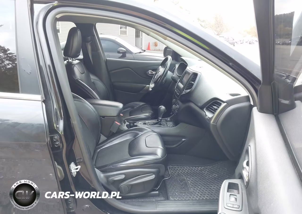 2019 Jeep Cherokee Latitude Plus 4X4 VIN:1C4PJMLB3KD404986 - 5