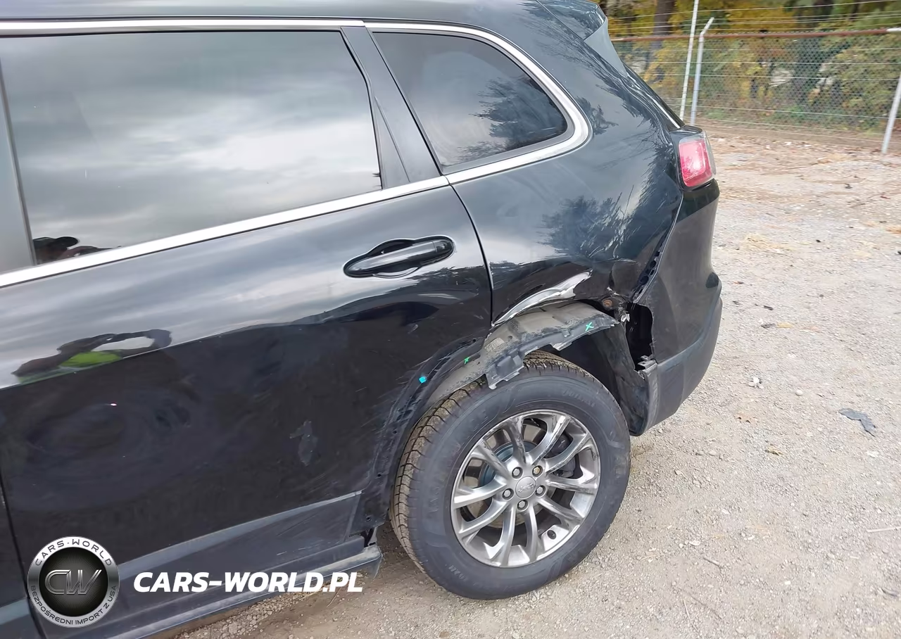 2019 Jeep Cherokee Latitude Plus 4X4 VIN:1C4PJMLB3KD404986 - 6