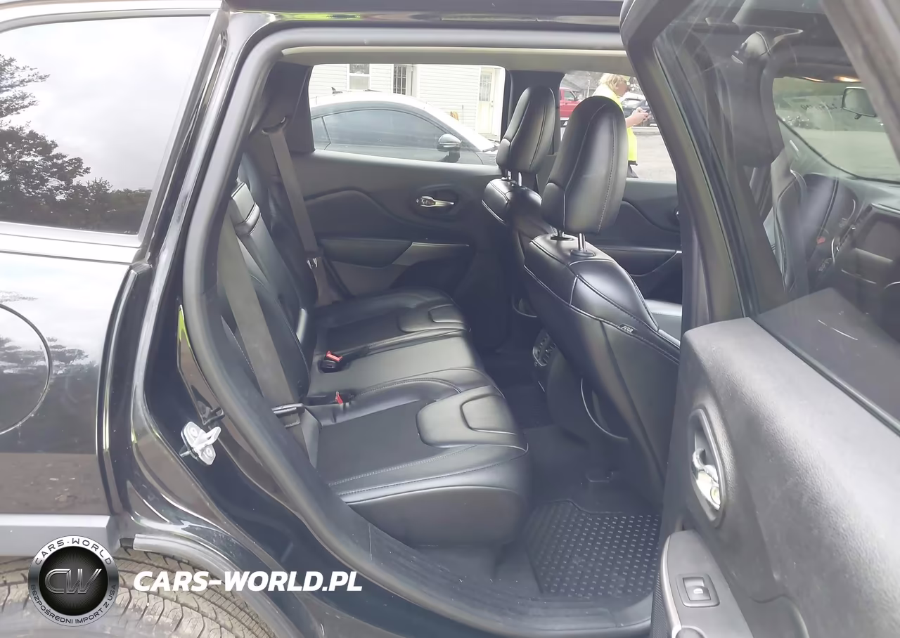 2019 Jeep Cherokee Latitude Plus 4X4 VIN:1C4PJMLB3KD404986 - 8