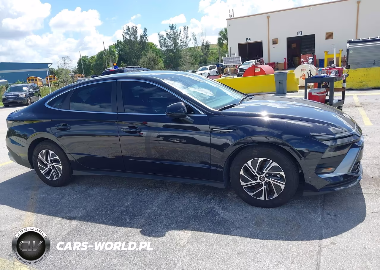 2026 Hyundai Sonata Hybrid Blue VIN:KMHL24JJ4TA168112 - 13