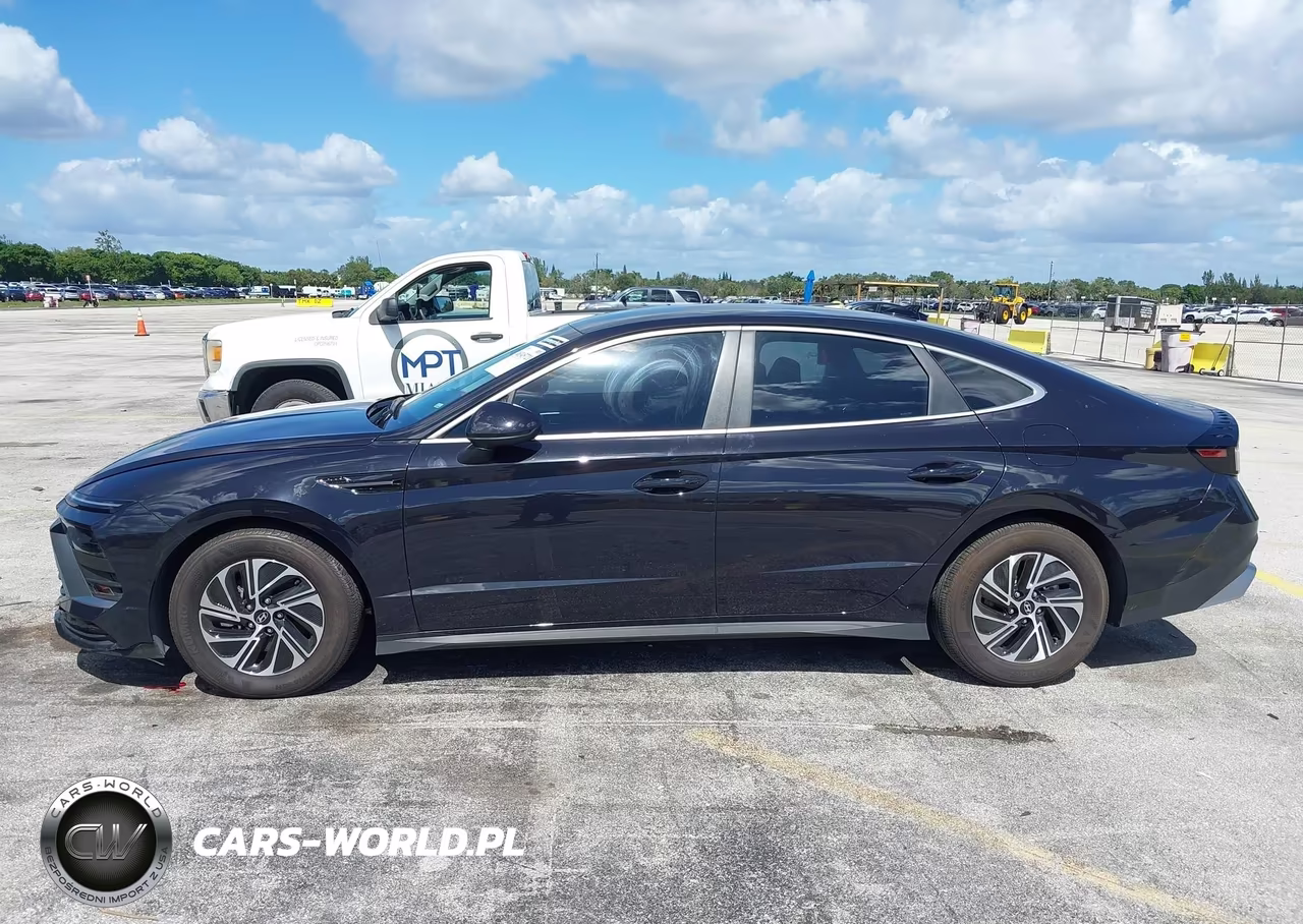2026 Hyundai Sonata Hybrid Blue VIN:KMHL24JJ4TA168112 - 14