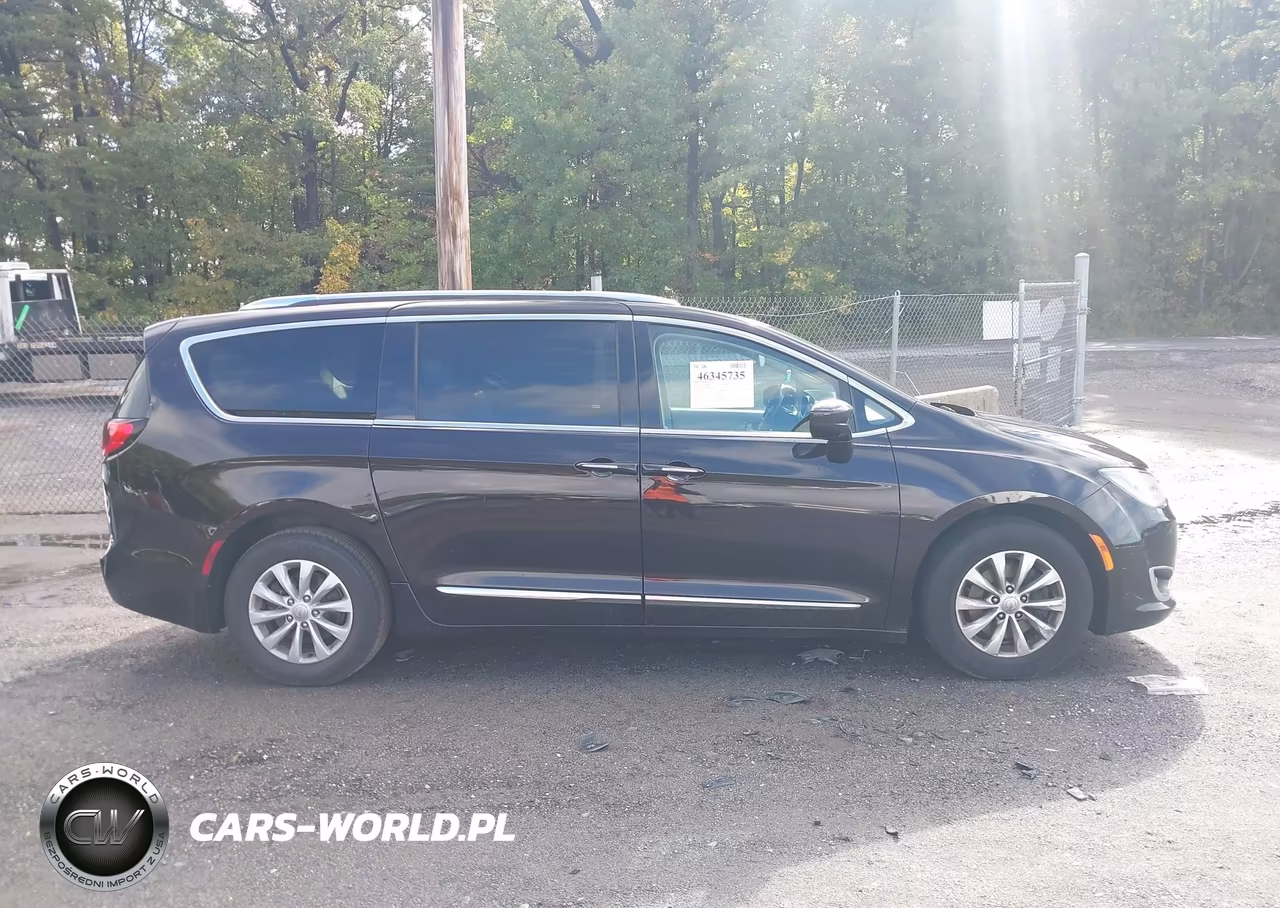 2018 Chrysler Pacifica Touring L Plus VIN:2C4RC1EG4JR227869 - 13