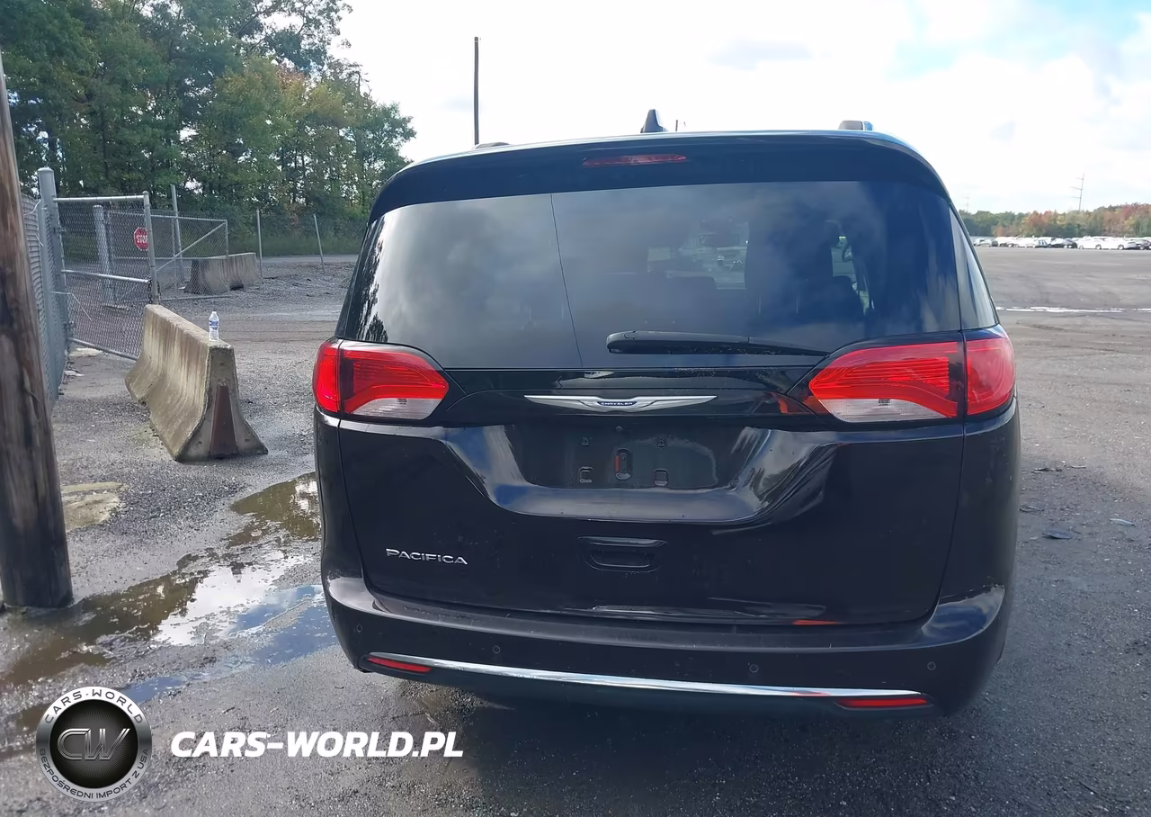 2018 Chrysler Pacifica Touring L Plus VIN:2C4RC1EG4JR227869 - 16