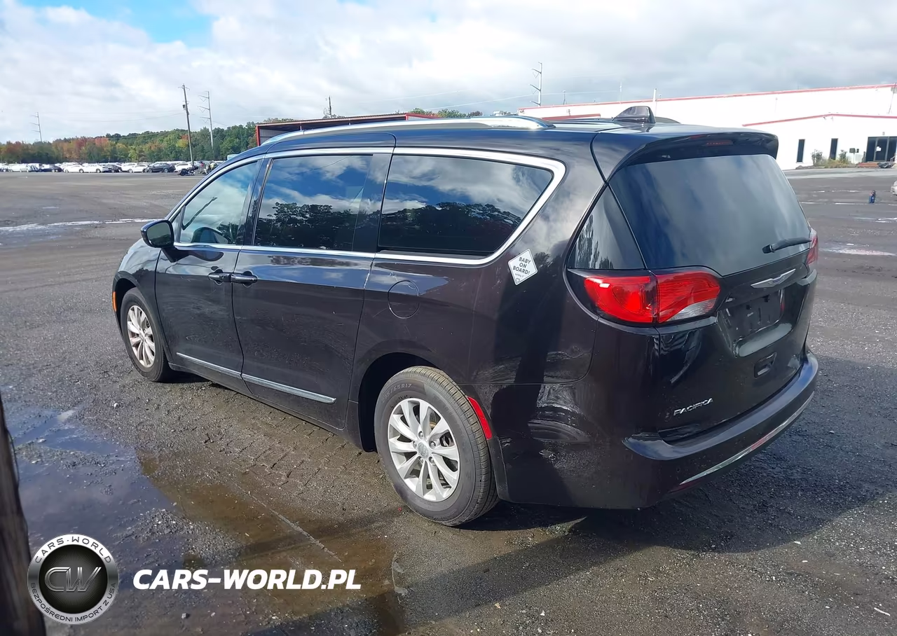 2018 Chrysler Pacifica Touring L Plus VIN:2C4RC1EG4JR227869 - 3
