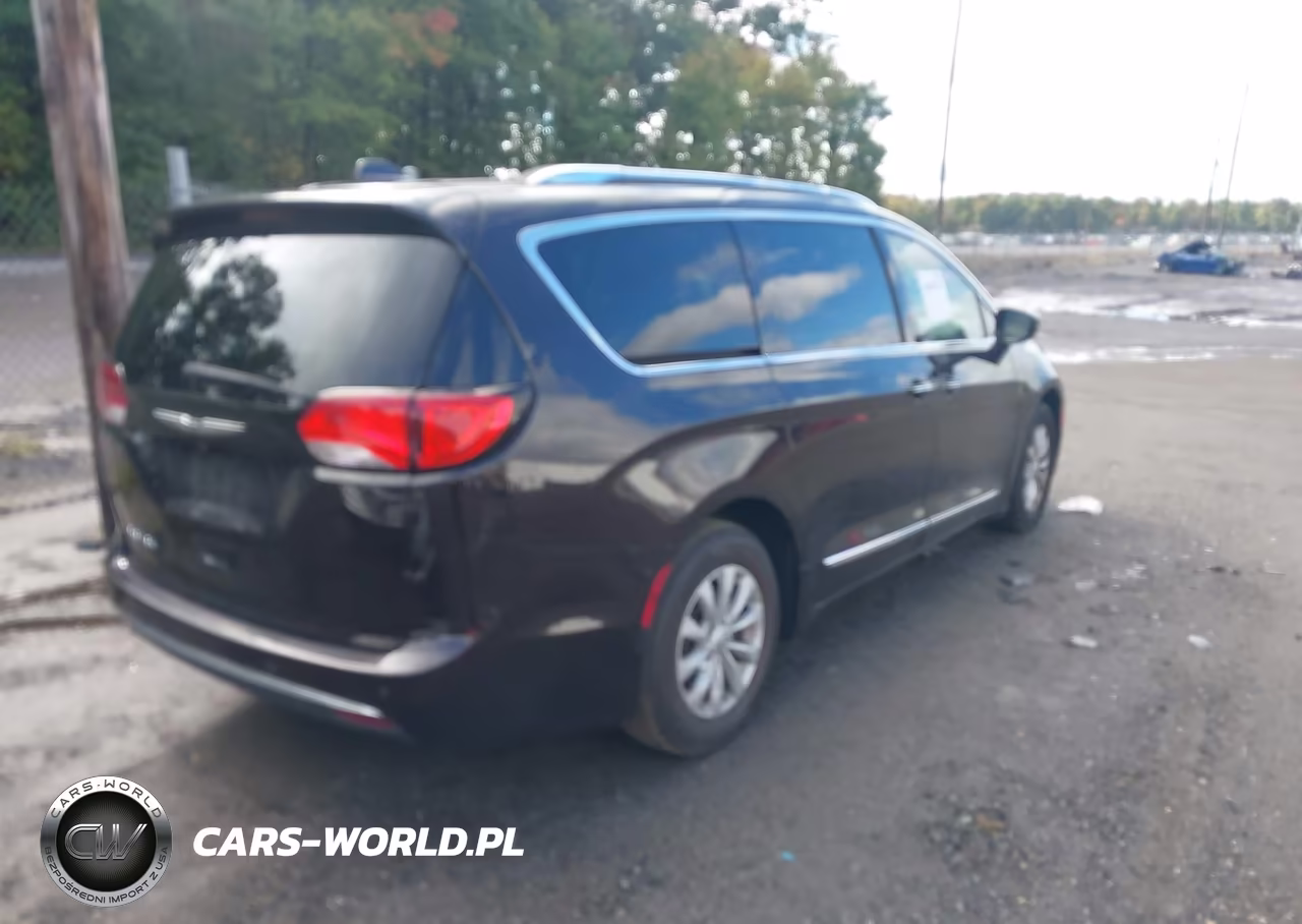 2018 Chrysler Pacifica Touring L Plus VIN:2C4RC1EG4JR227869 - 4