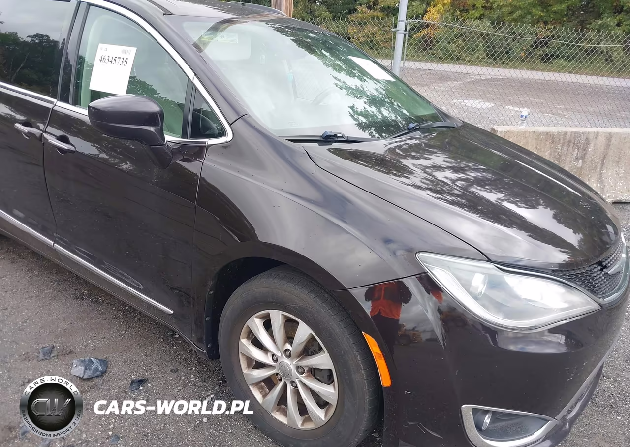 2018 Chrysler Pacifica Touring L Plus VIN:2C4RC1EG4JR227869 - 6