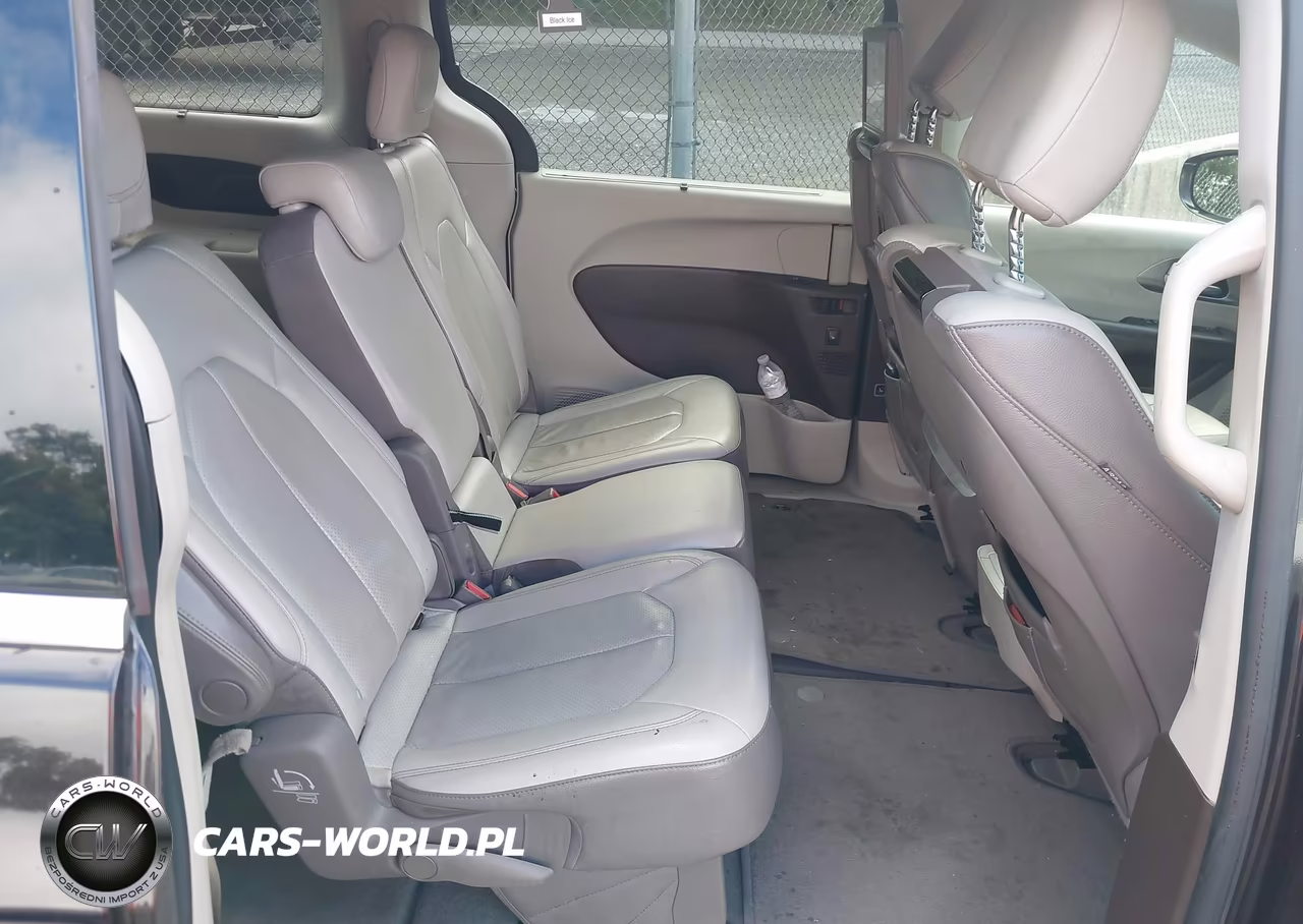 2018 Chrysler Pacifica Touring L Plus VIN:2C4RC1EG4JR227869 - 8