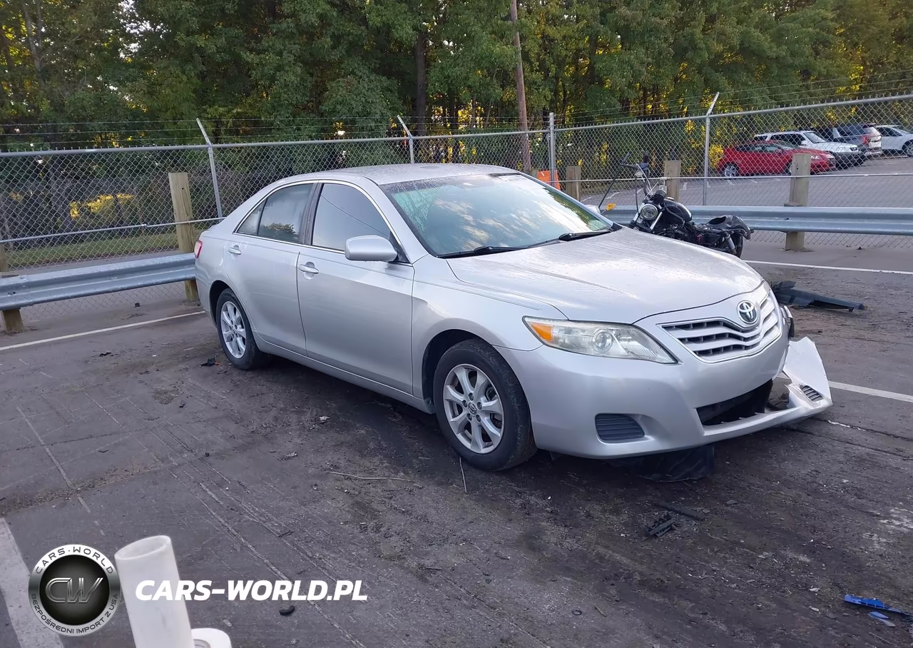 2010 Toyota Camry Le – zdjęcie 1 z 17