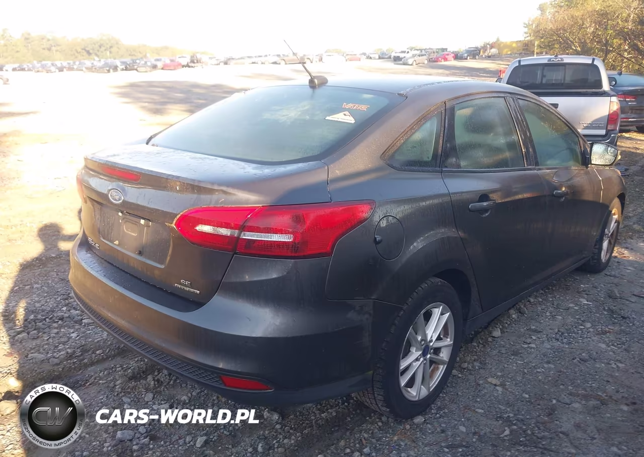 2015 Ford Focus Se VIN:1FADP3F28FL381553 - 4