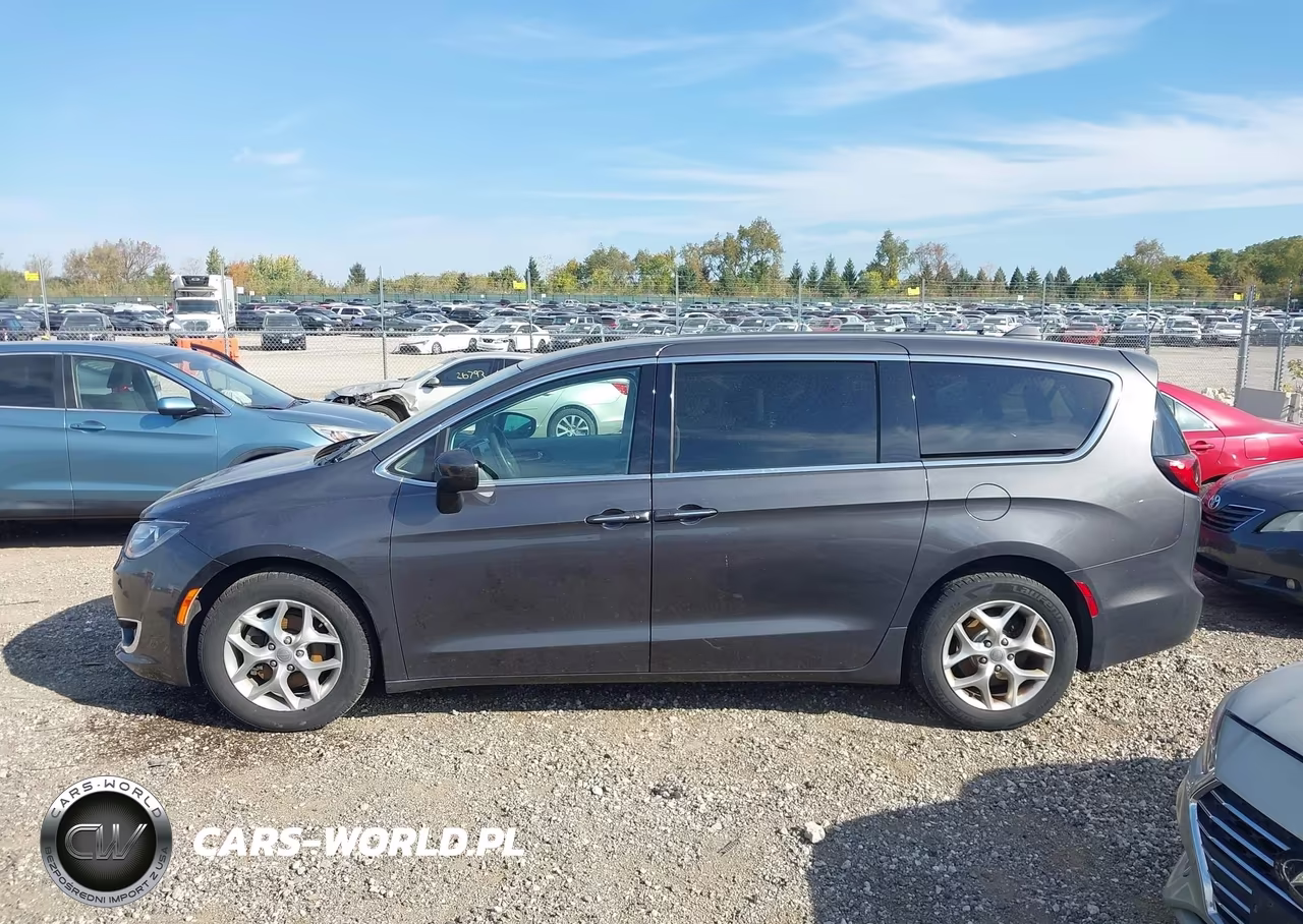 2017 Chrysler Pacifica Touring Plus VIN:2C4RC1BG7HR788405 - 14