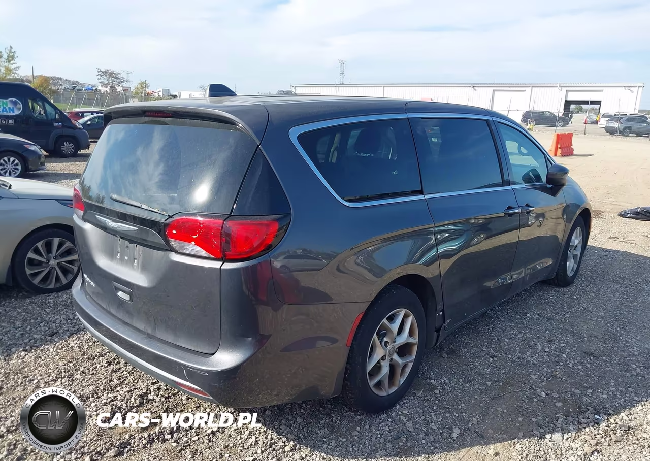 2017 Chrysler Pacifica Touring Plus VIN:2C4RC1BG7HR788405 - 4