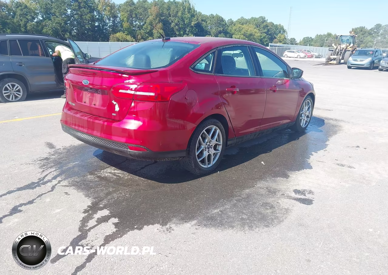 2015 Ford Focus Se VIN:1FADP3F28FL253183 - 4