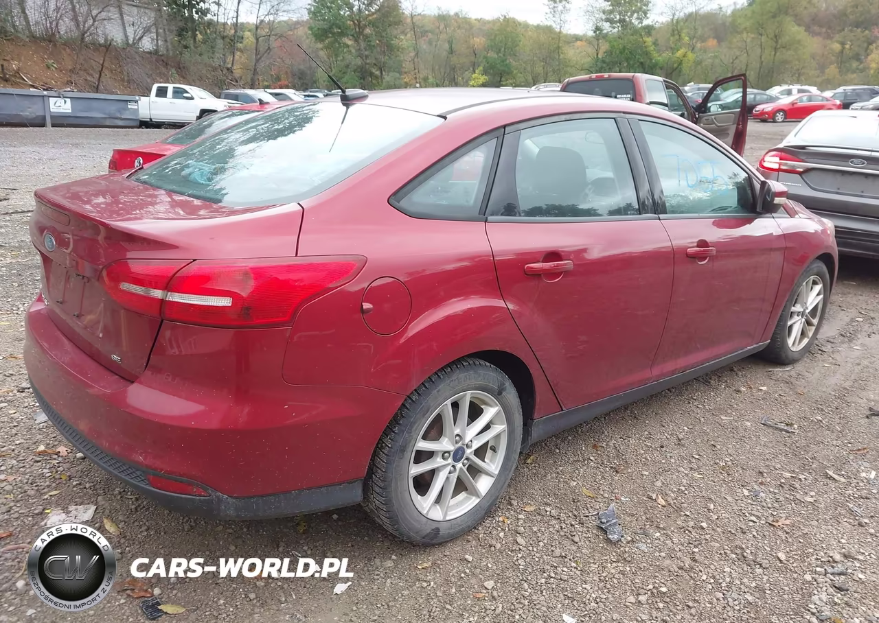 2015 Ford Focus Se VIN:1FADP3F2XFL303873 - 4