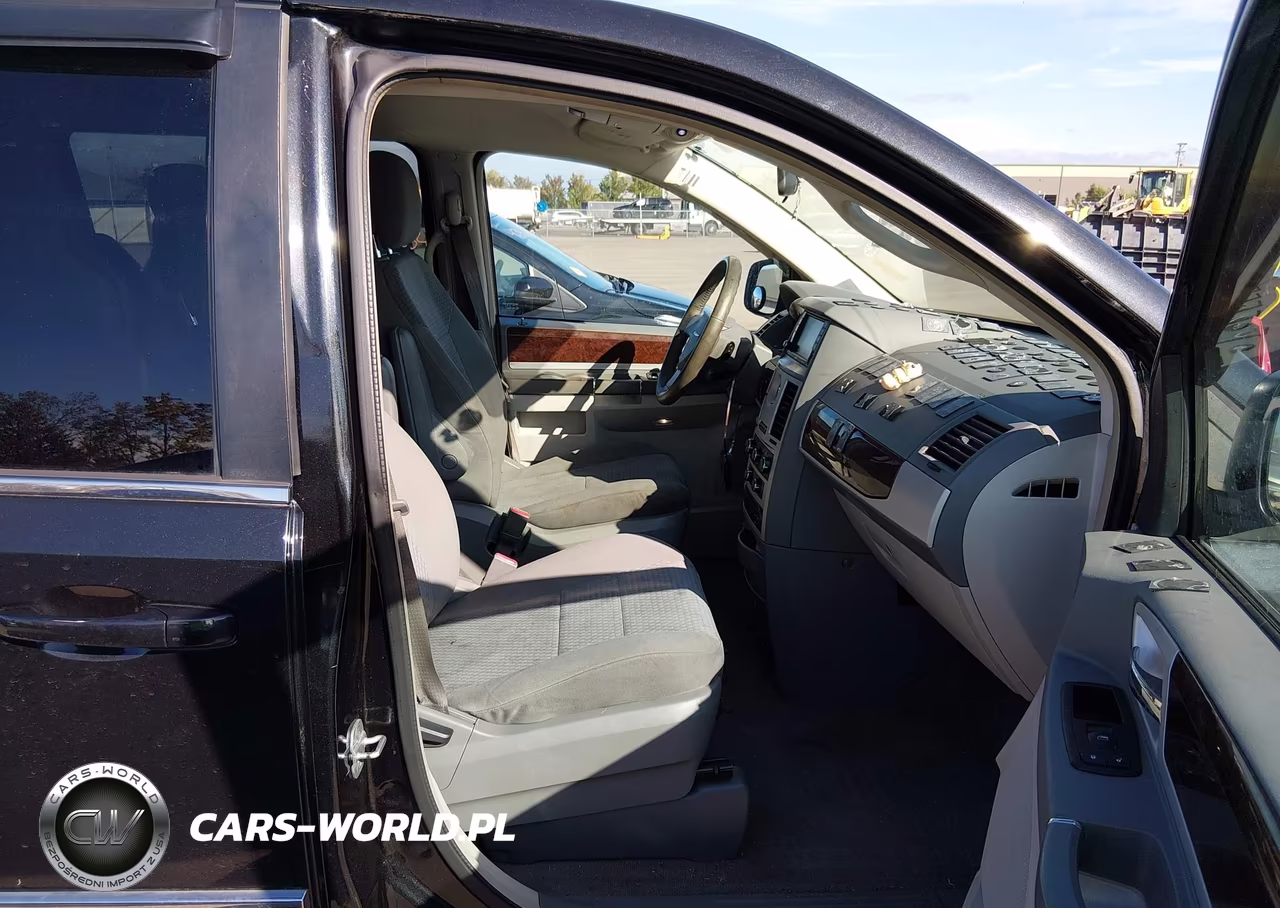 2010 Chrysler Town & Country Touring VIN:2A4RR5D1XAR494981 - 5