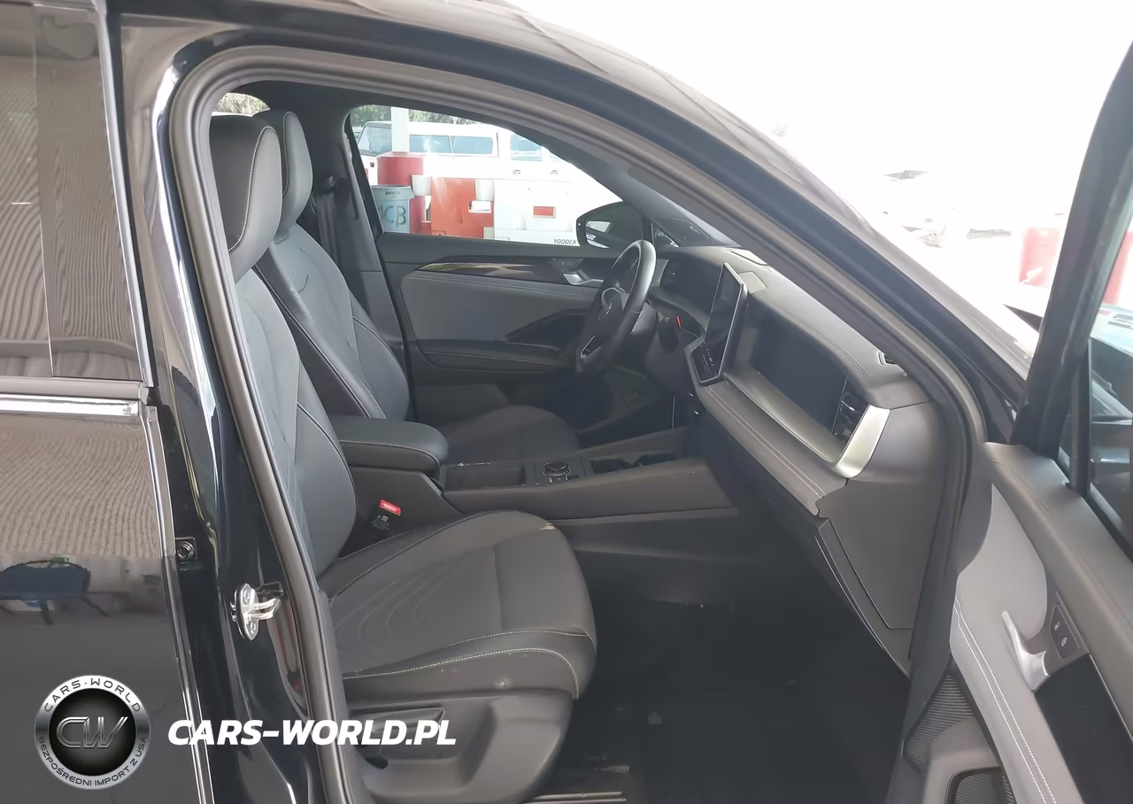 2026 Volkswagen Tiguan Se R-Line Black VIN:3VVHR7RM2TM001581 - 5