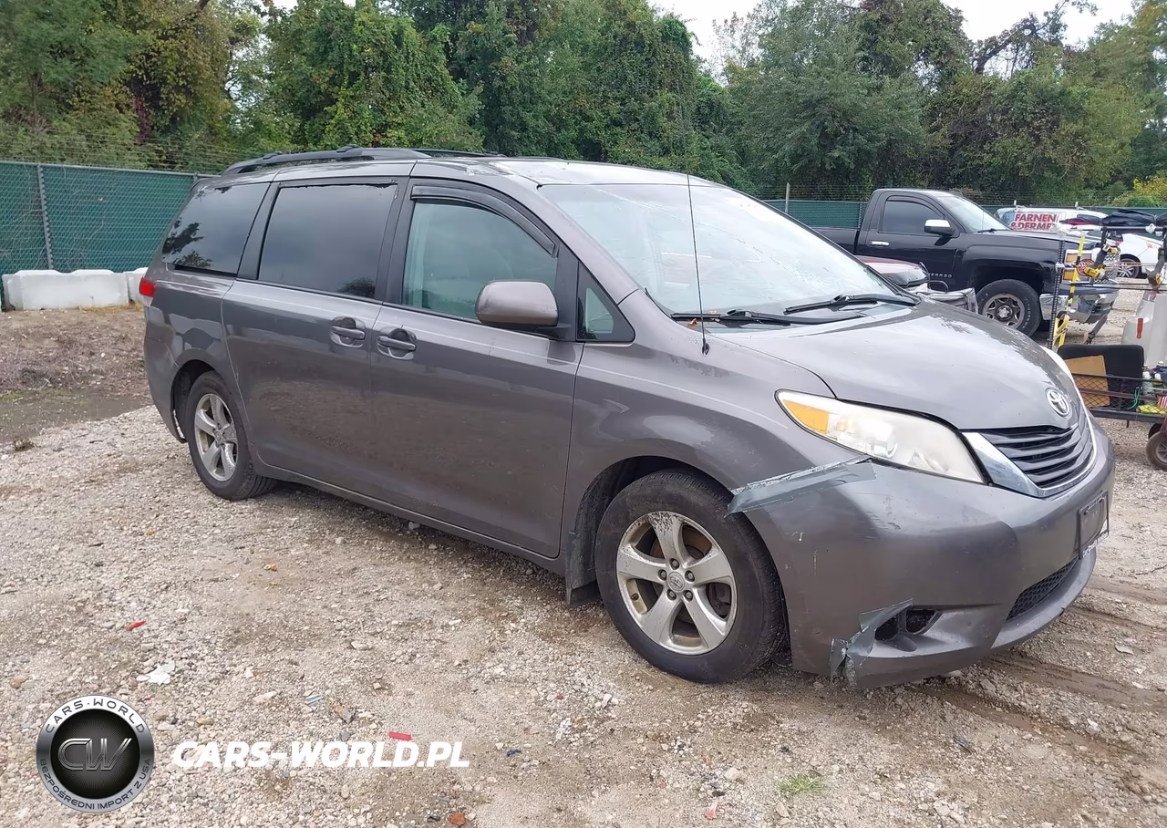 2012 Toyota Sienna Le V6 8 Passenger