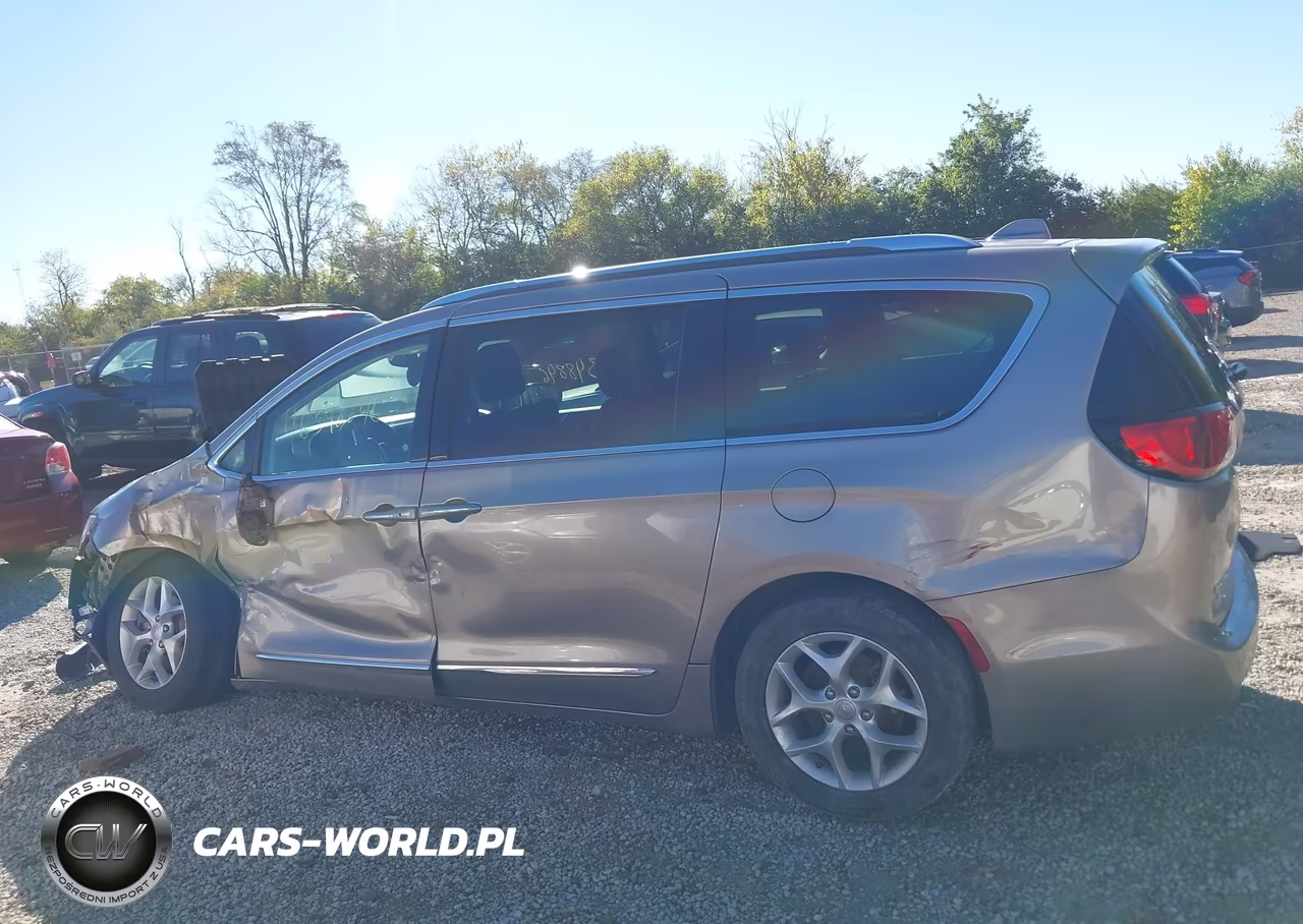 2018 Chrysler Pacifica Touring L Plus VIN:2C4RC1EG2JR270686 - 15