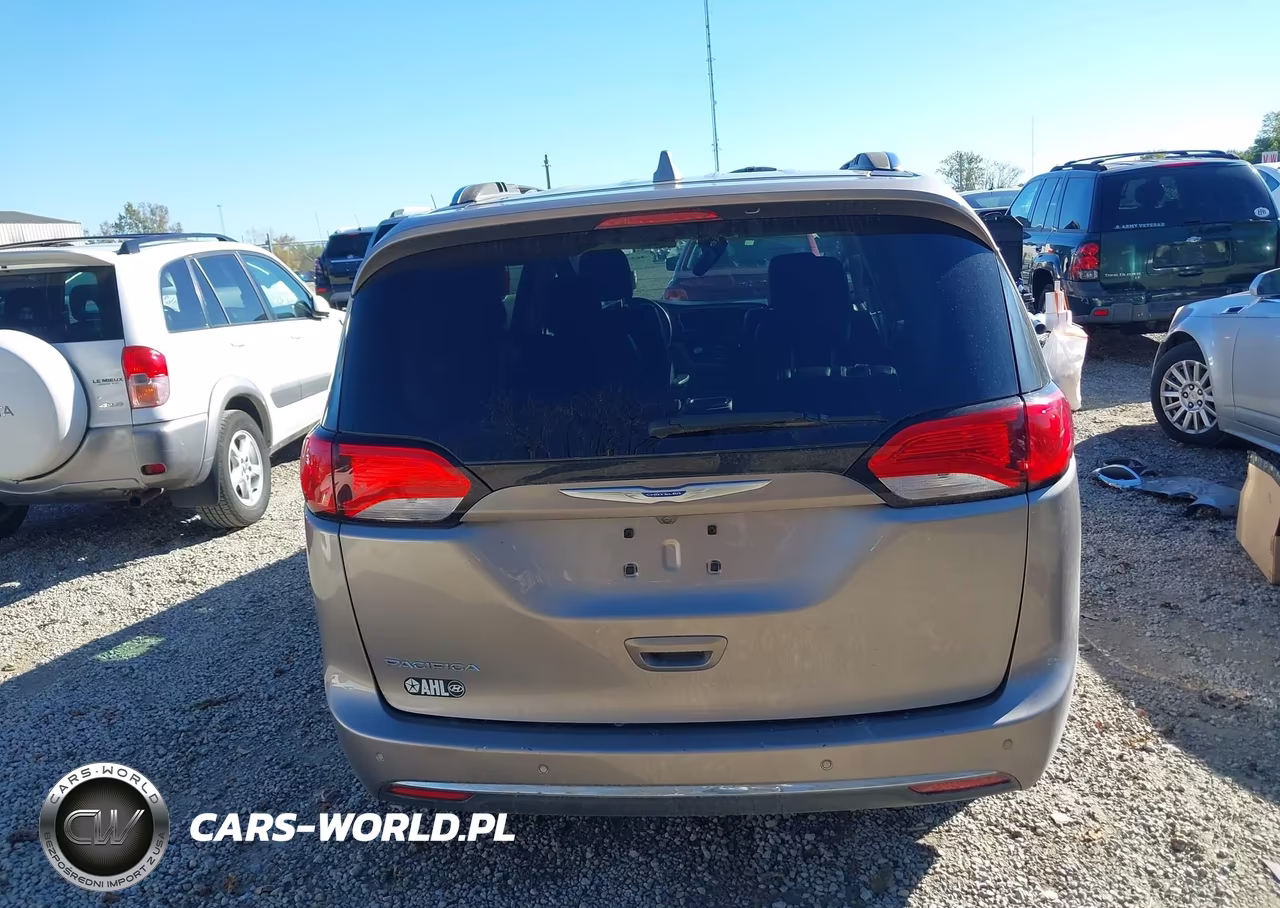 2018 Chrysler Pacifica Touring L Plus VIN:2C4RC1EG2JR270686 - 17