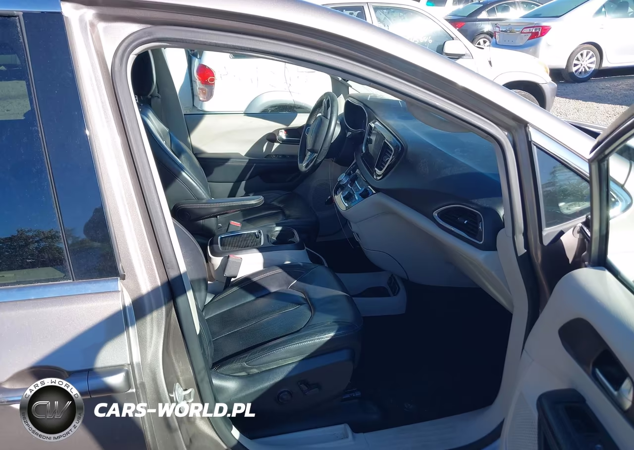 2018 Chrysler Pacifica Touring L Plus VIN:2C4RC1EG2JR270686 - 5