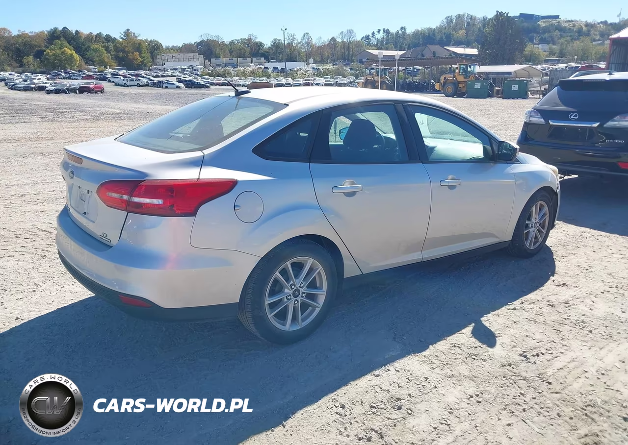 2015 Ford Focus Se VIN:1FADP3F29FL209998 - 4
