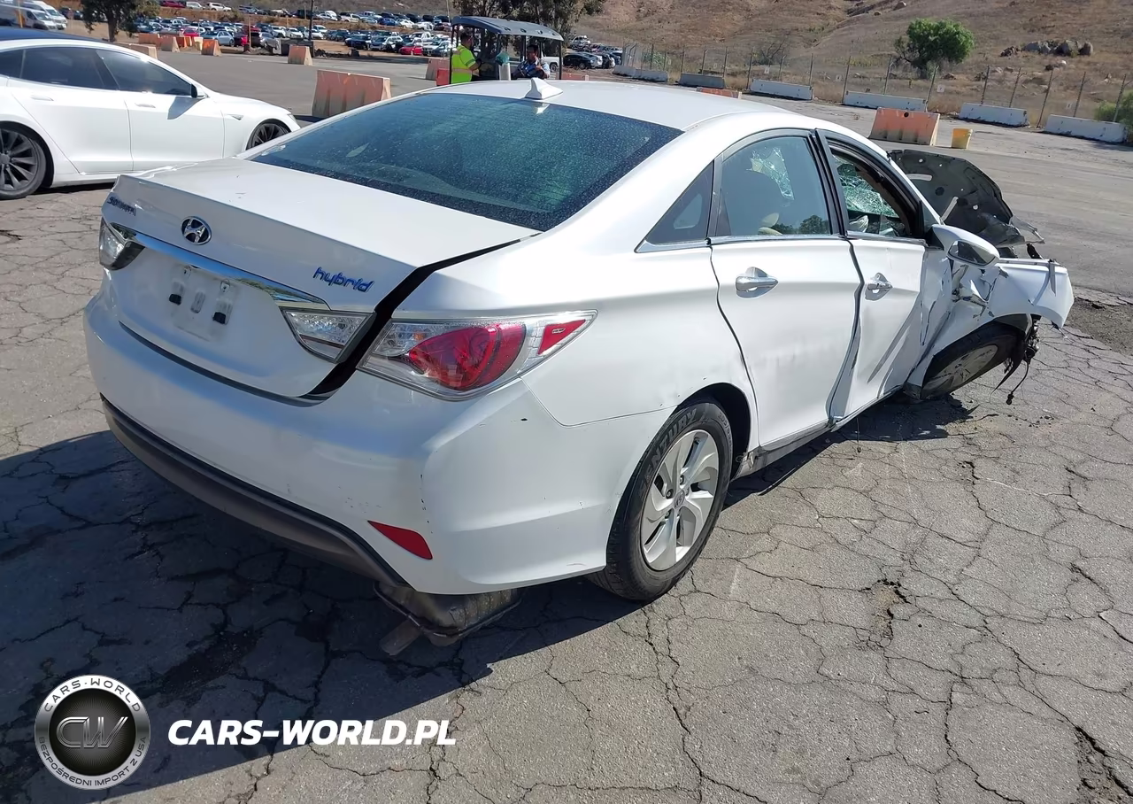 2015 Hyundai Sonata Hybrid VIN:KMHEC4A40FA138870 - 4