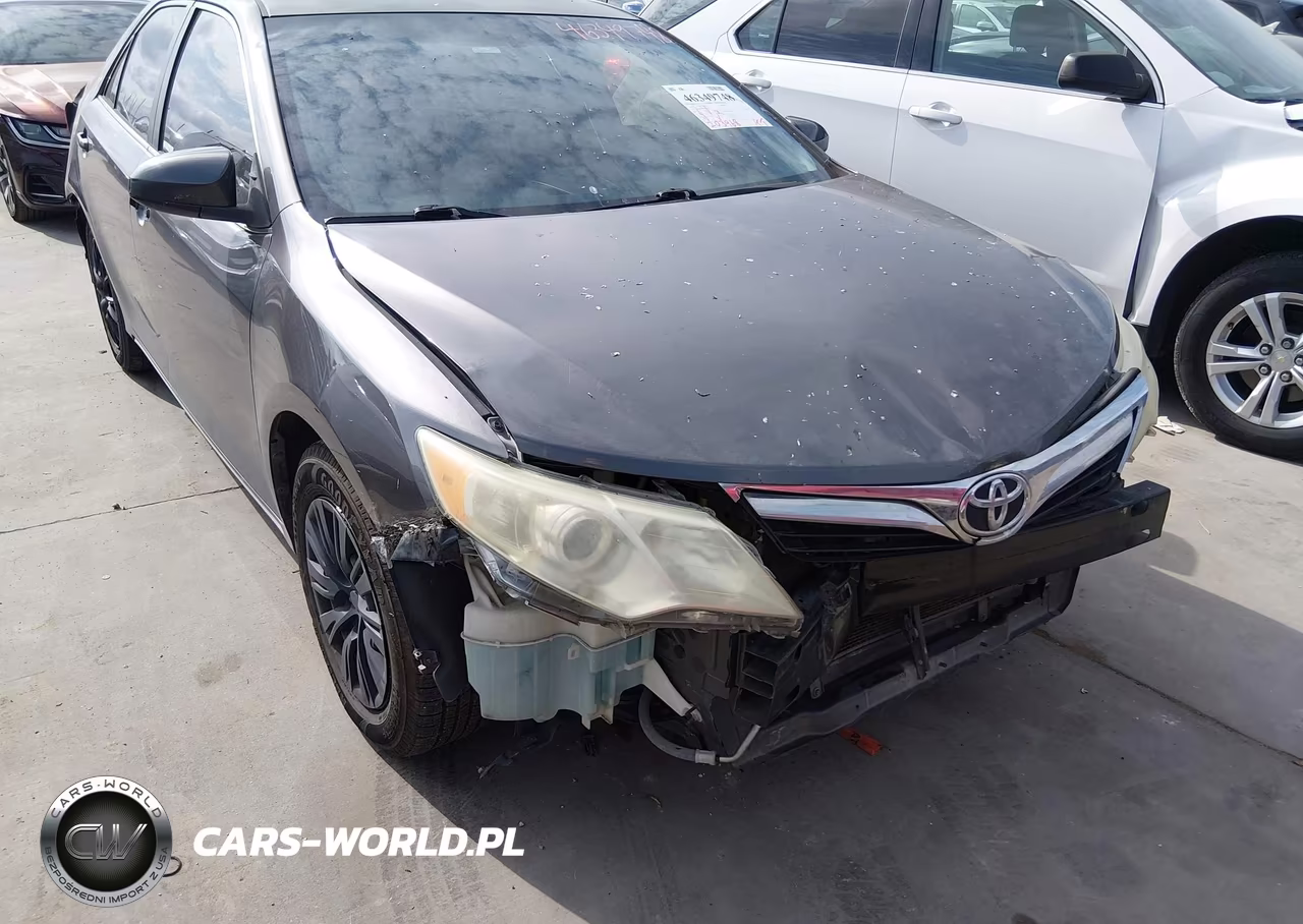 2013 Toyota Camry Le – zdjęcie 1 z 18