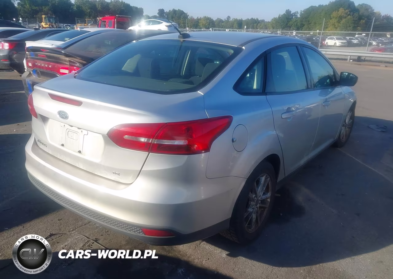 2017 Ford Focus Se VIN:1FADP3F2XHL286852 - 4