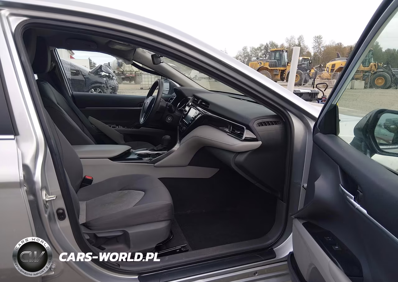 2020 Toyota Camry Le VIN:4T1C11AKXLU363253 - 17