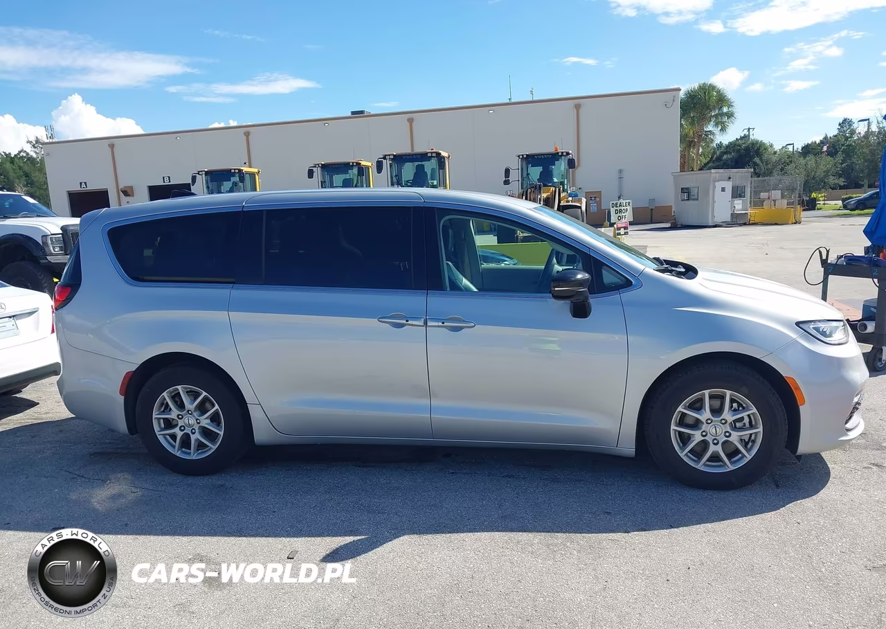 2024 Chrysler Pacifica Touring L VIN:2C4RC1BG3RR162870 - 13