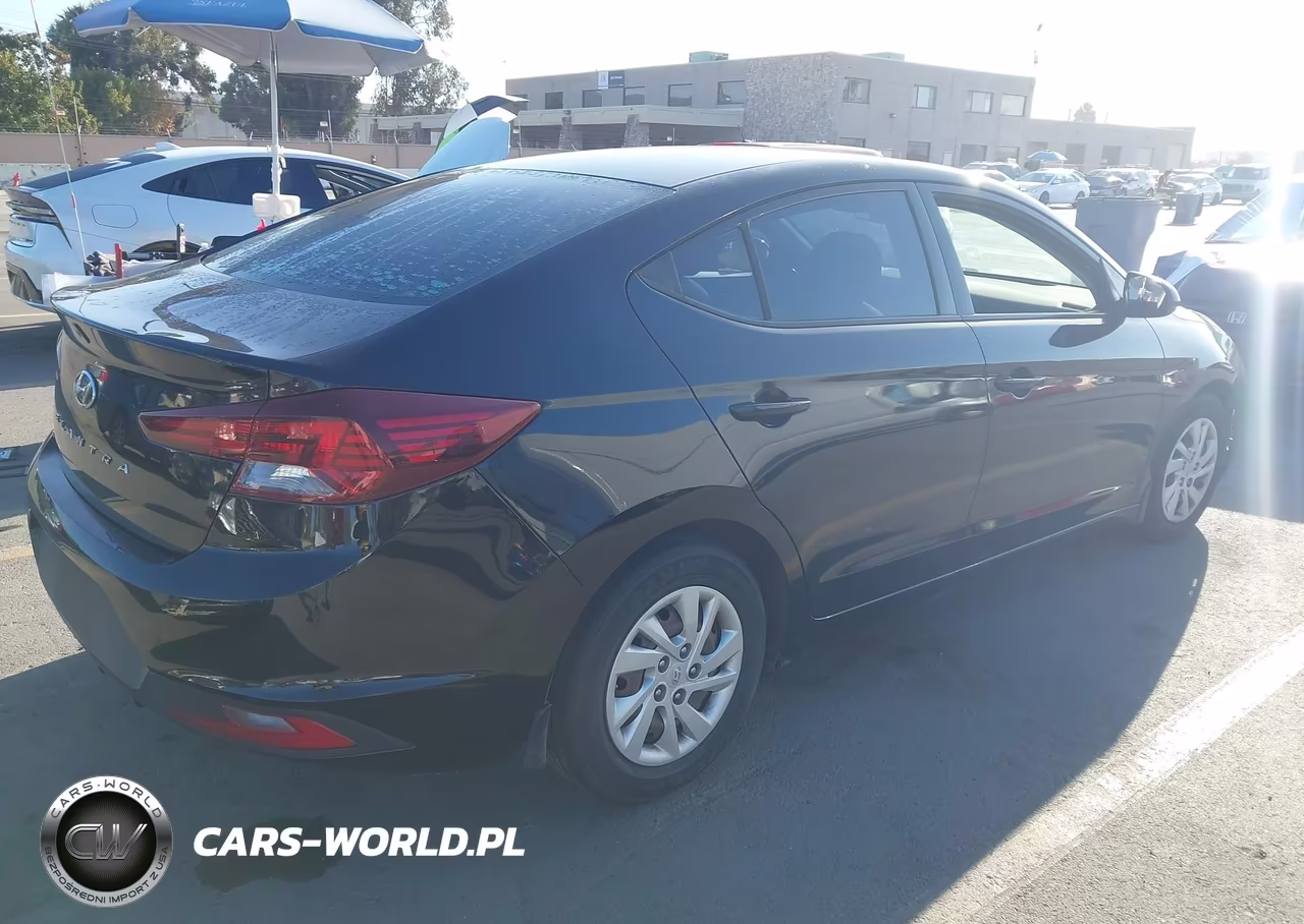2019 Hyundai Elantra Se VIN:5NPD74LF7KH438900 - 4