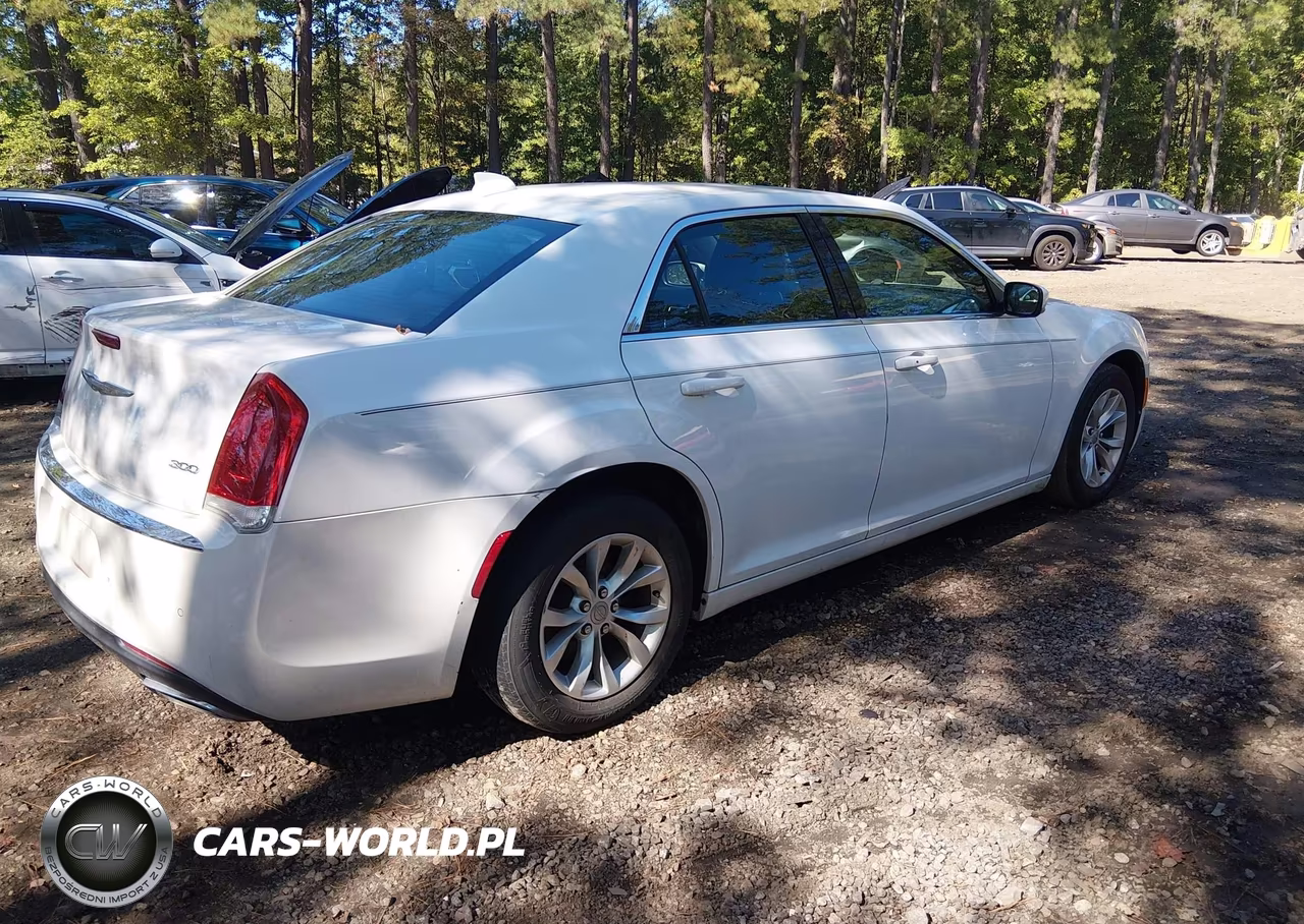 2015 Chrysler 300 Limited VIN:2C3CCAAG1FH756113 - 4