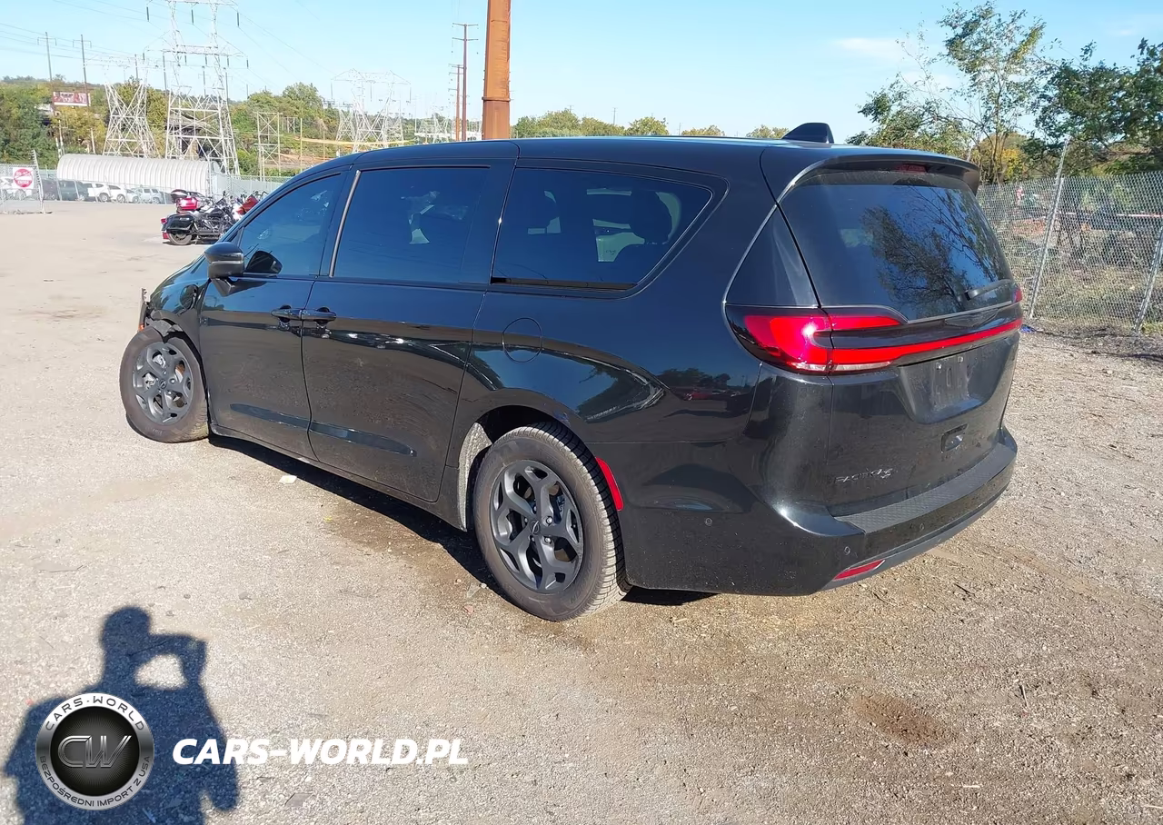 2023 Chrysler Pacifica Hybrid Touring L VIN:2C4RC1L71PR626962 - 3