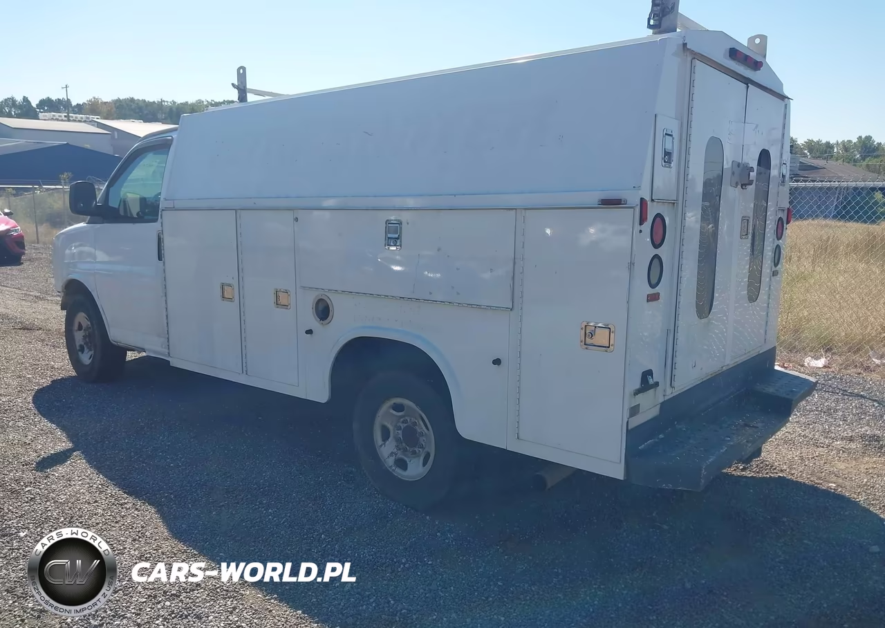 2005 Chevrolet Express Cutaway VIN:1GBHG31U751210358 - 3