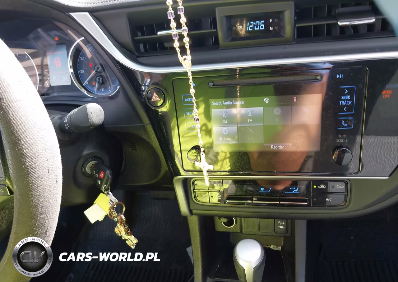 2018 Toyota Corolla Le VIN:5YFBURHEXJP748764 - 11