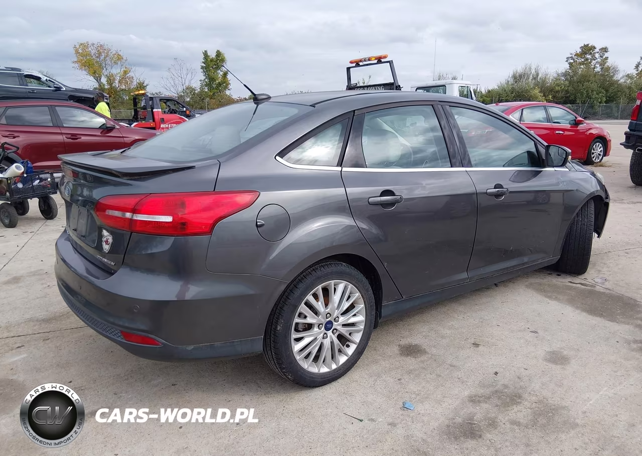 2015 Ford Focus Titanium VIN:1FADP3J20FL241259 - 4