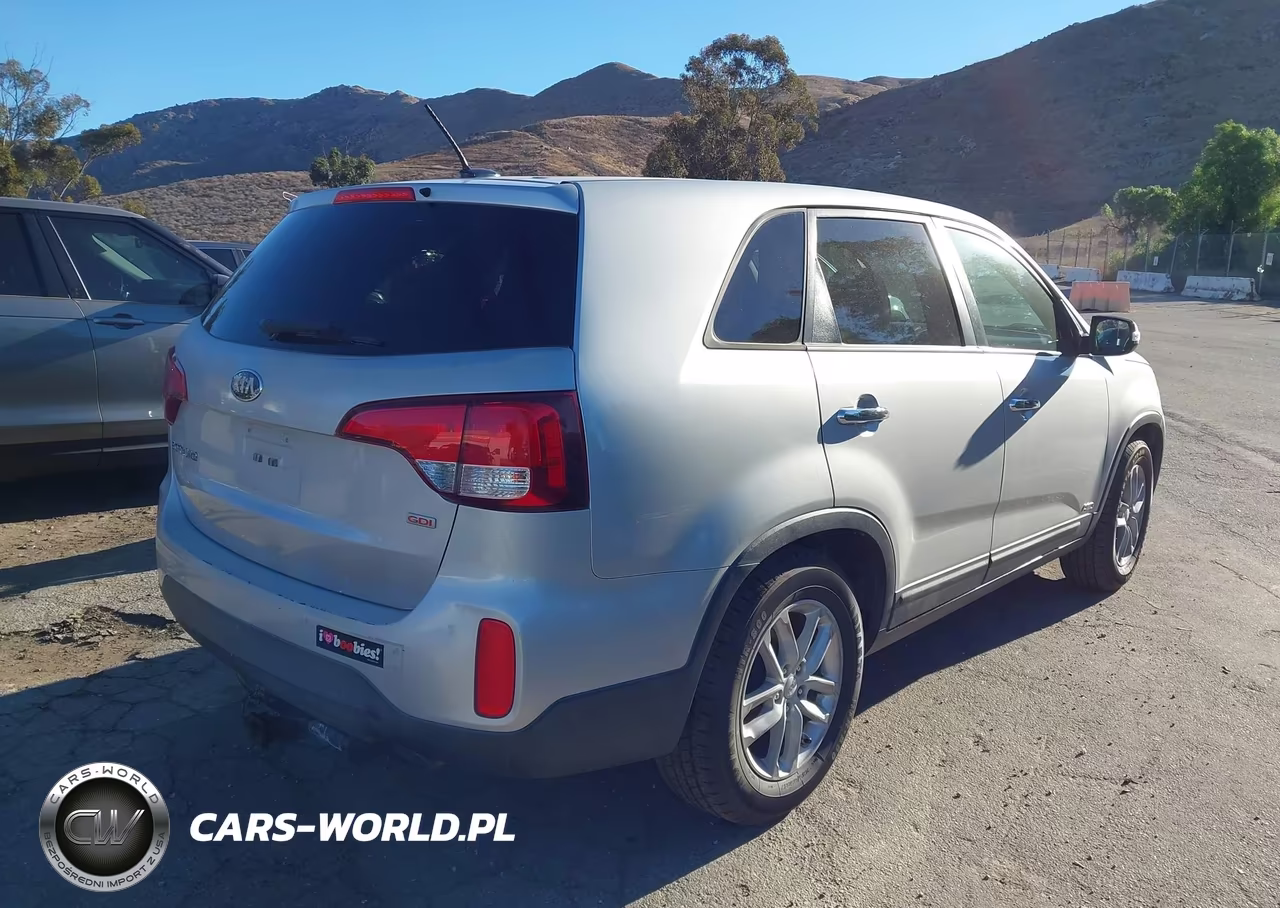2015 Kia Sorento Lx VIN:5XYKTCA6XFG563273 - 4