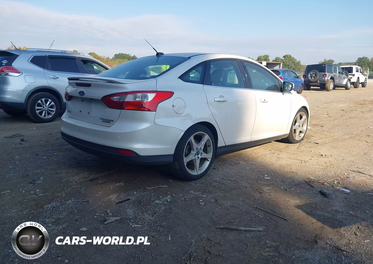 2013 Ford Focus Titanium VIN:1FADP3N22DL113399 - 4