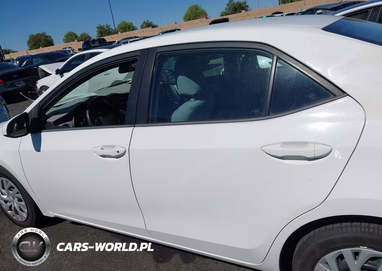 2018 Toyota Corolla Le VIN:5YFBURHE7JP750455 - 15