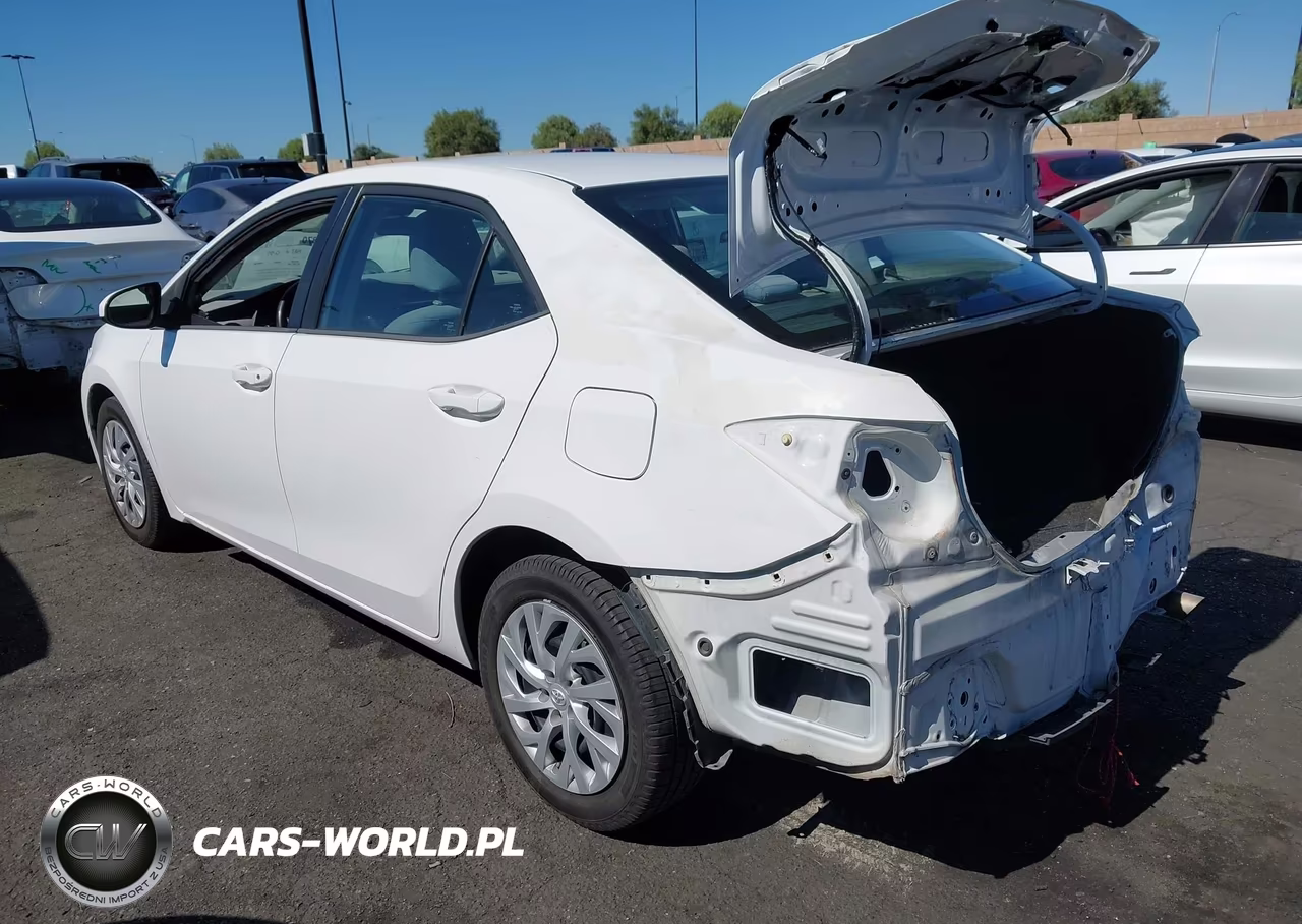 2018 Toyota Corolla Le VIN:5YFBURHE7JP750455 - 3